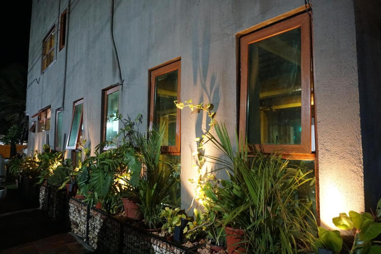 L Cafe Restobar & Lyn'S Guest House San Juan  Exterior foto