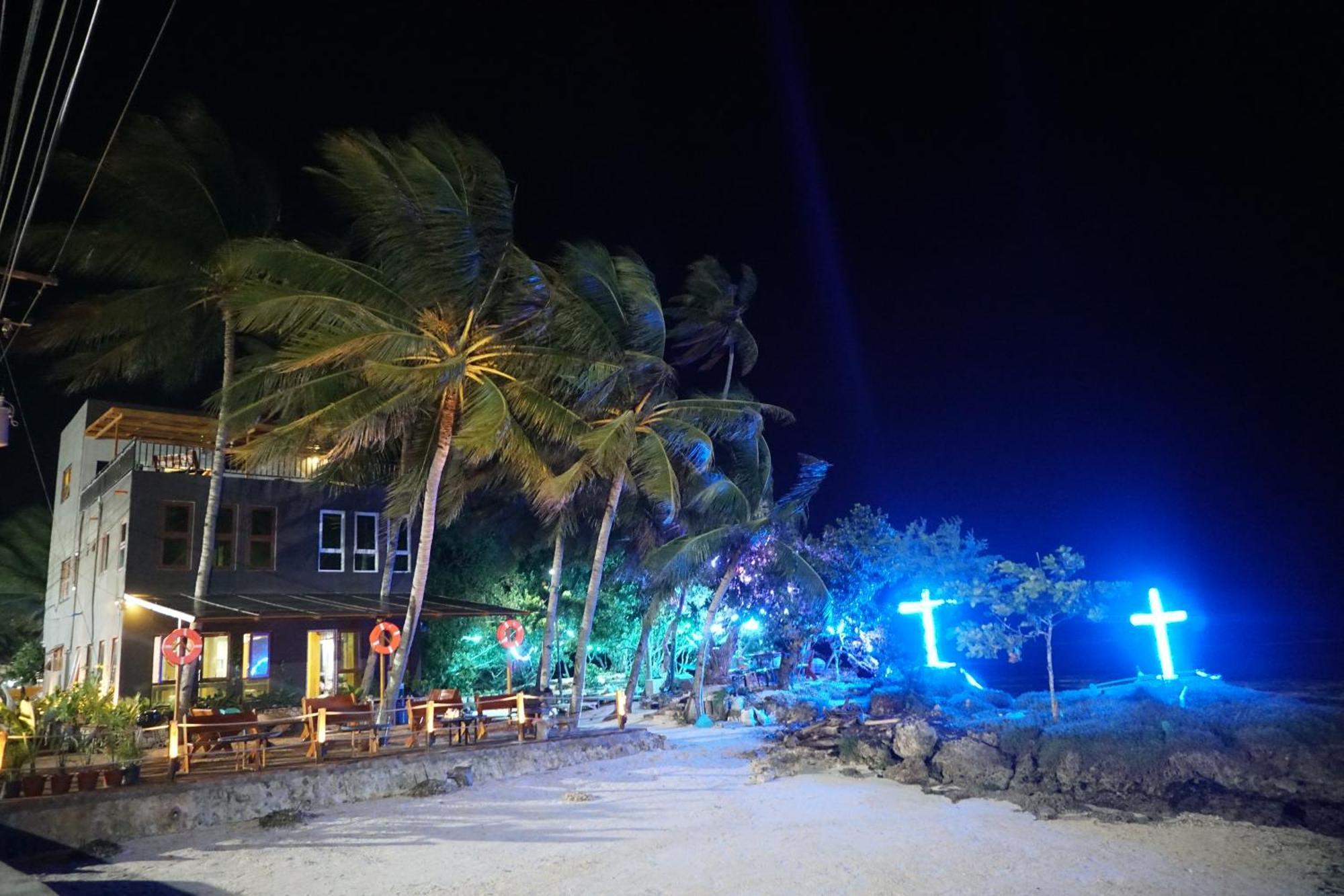 L Cafe Restobar & Lyn'S Guest House San Juan  Exterior foto